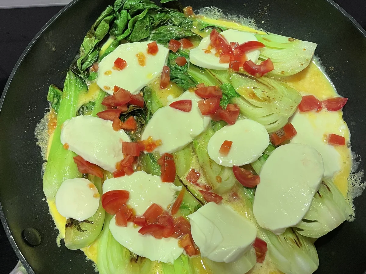 Gebratenes Pakchoi-Omlette mit Tomate Mozzarella - Rezept - Bild Nr. 13803