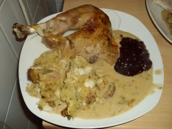 Rezept: Ganze Pute mit Knödelfüllung an Steinpilzrahm und würzigen Preiselbeeren Ganze Pute mit Knödelfüllung an Steinpilzrahm und würzigen Preiselbeeren - Rezept