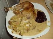 Ganze Pute mit Knödelfüllung an Steinpilzrahm und würzigen Preiselbeeren - Rezept