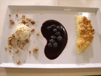 Apple Crumble mit Blaubeersoße, Walnusseis u. -krokant - Rezept