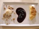 Apple Crumble mit Blaubeersoße, Walnusseis u. -krokant - Rezept