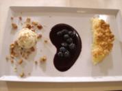 Apple Crumble mit Blaubeersoße, Walnusseis u. -krokant - Rezept