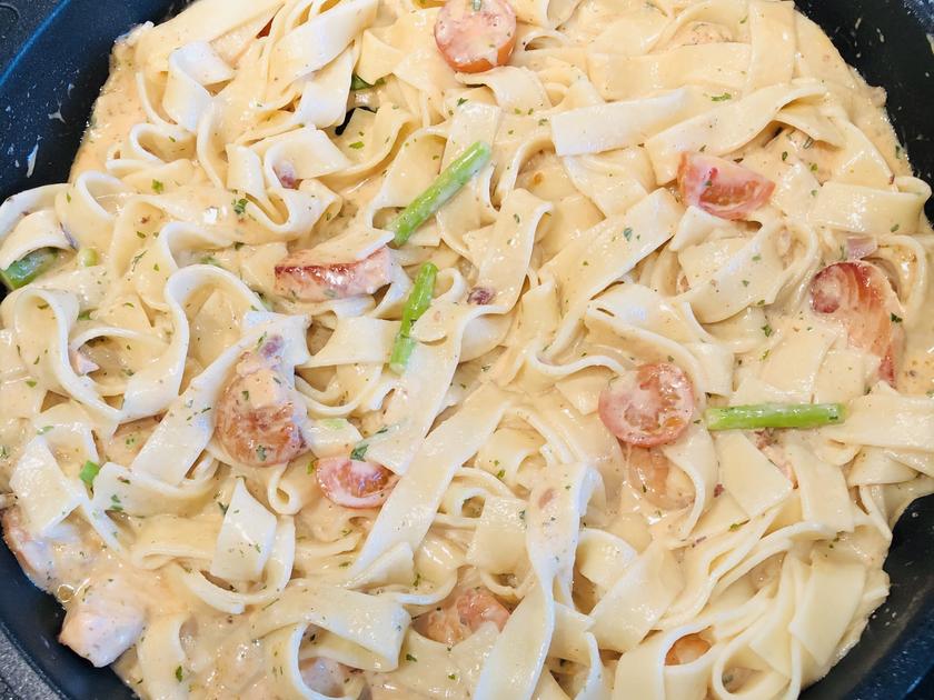 Bandnudeln mit Lachs-Sahne-Sauce - Rezept - kochbar.de