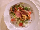 Pfifferlinge in Schinkenspeck mit gebratenen Zwiebeln auf Salatbett - Rezept