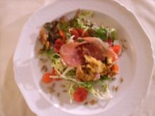 Pfifferlinge in Schinkenspeck mit gebratenen Zwiebeln auf Salatbett - Rezept