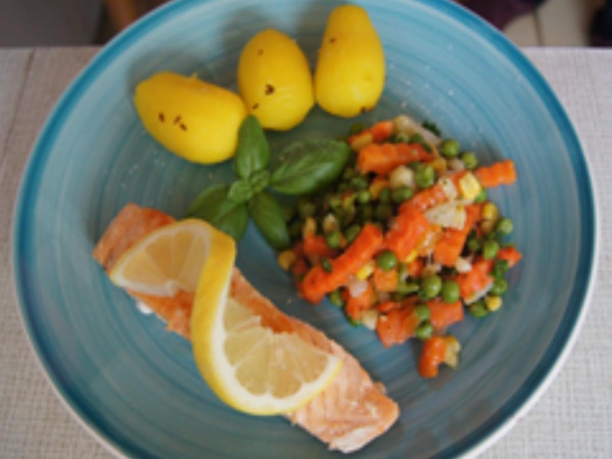Lachsfilet mit Buttergemüse und Drillingen - Rezept - kochbar.de