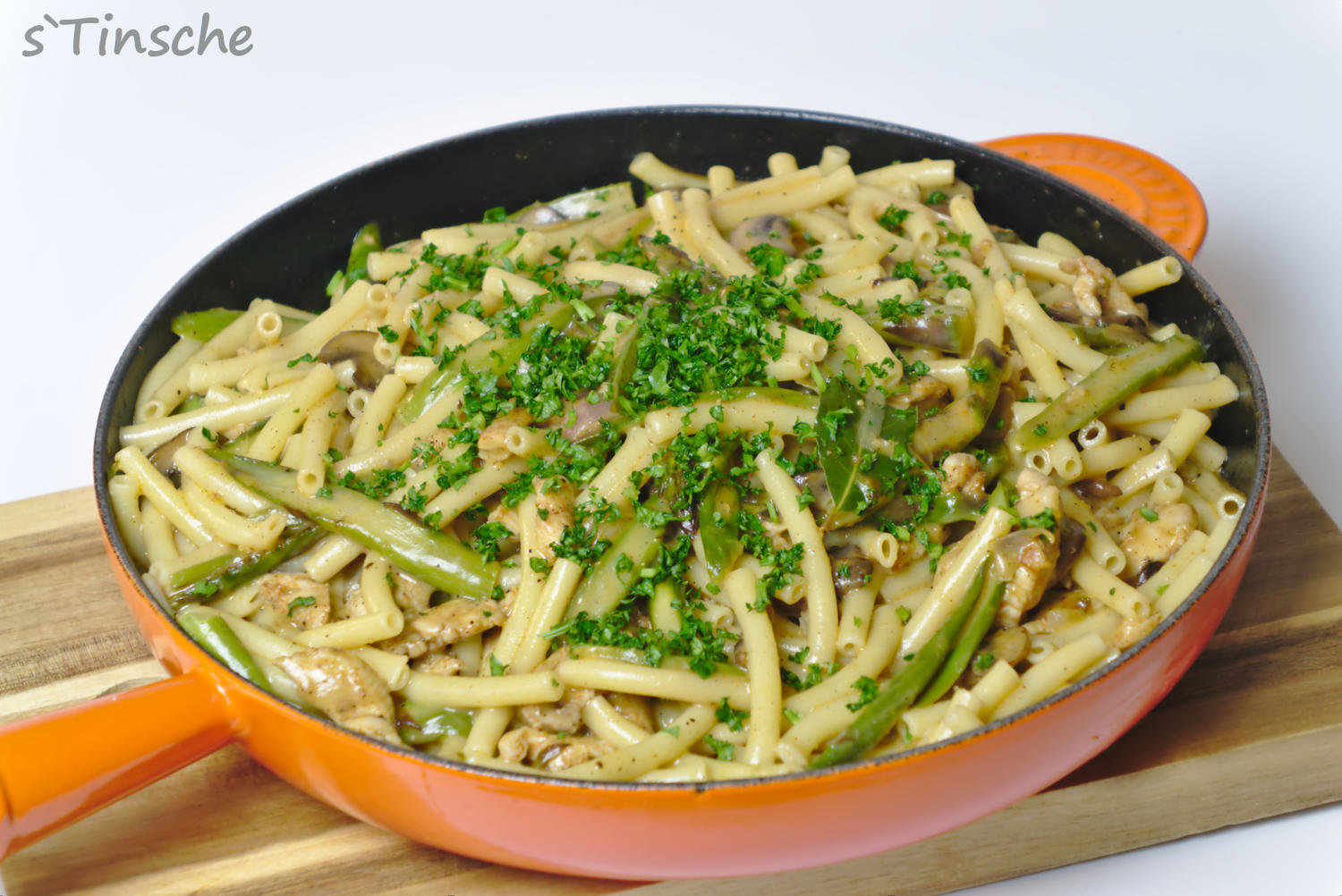 Hähnchenpasta mit grünem Spargel &amp; Champignons - Rezept - kochbar.de