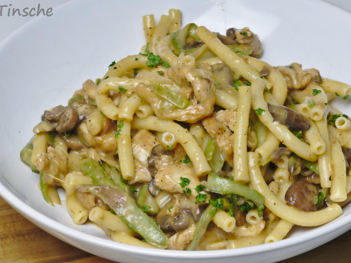 Hähnchenpasta mit grünem Spargel &amp; Champignons - Rezept - kochbar.de