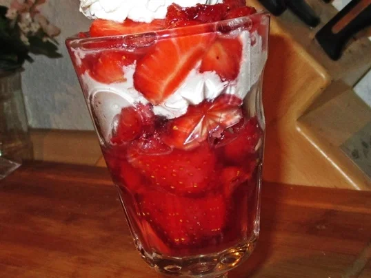 Rezept: Erdbeeren mit Schlagsahne Bild Nr. 2 Erdbeeren mit Schlagsahne - Rezept - Bild Nr. 2