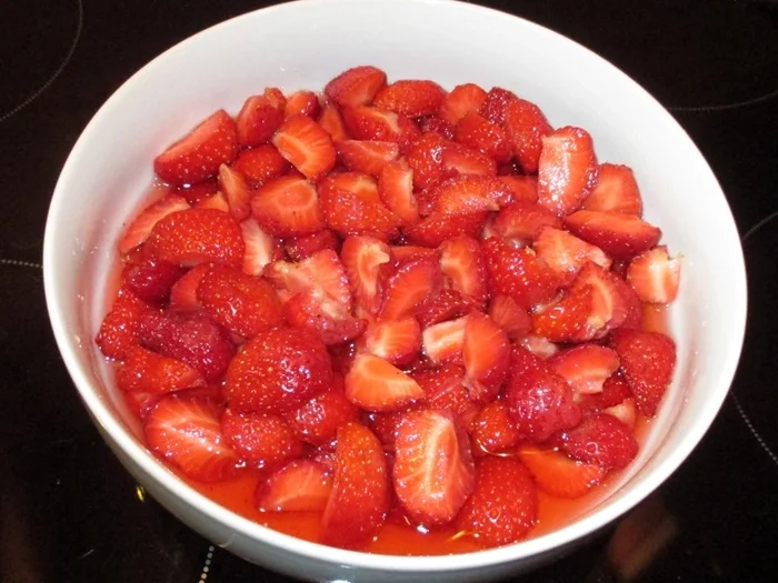 Rezept: Erdbeeren mit Schlagsahne Bild Nr. 3 Erdbeeren mit Schlagsahne - Rezept - Bild Nr. 3