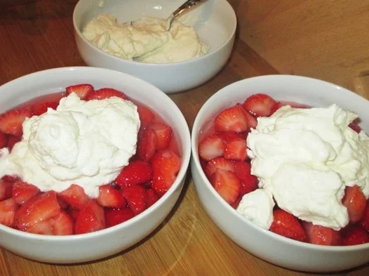 Rezept: Erdbeeren mit Schlagsahne Bild Nr. 14170 Erdbeeren mit Schlagsahne - Rezept - Bild Nr. 14170