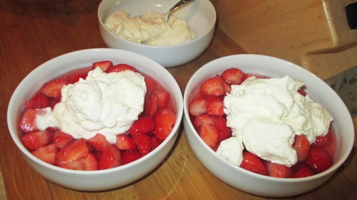 Erdbeeren mit Schlagsahne - Rezept mit Bild - kochbar.de