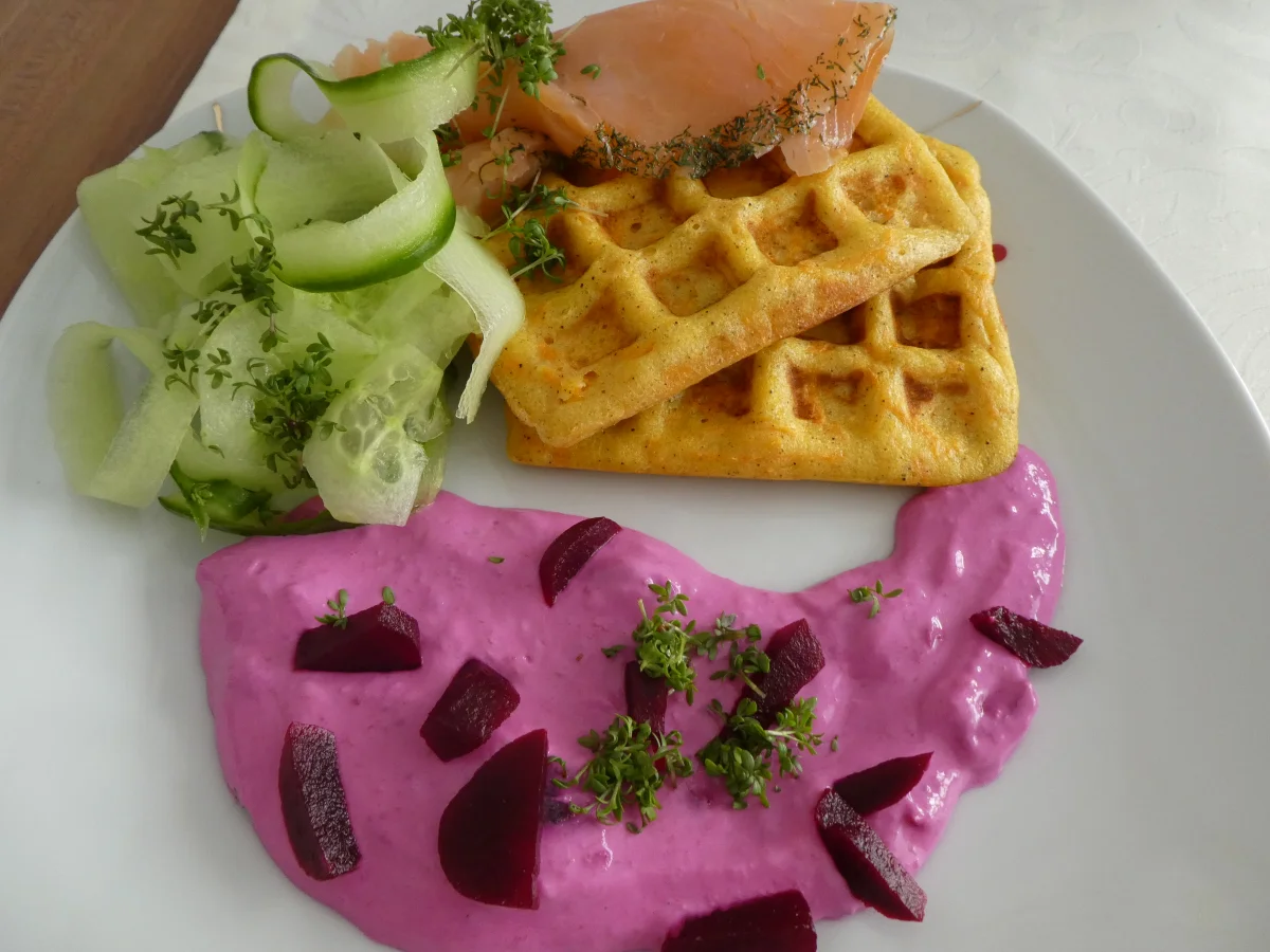 Süßkartoffel-Waffeln mit Rote-Beete-Creme und Lachs - Rezept - Bild Nr. 13873