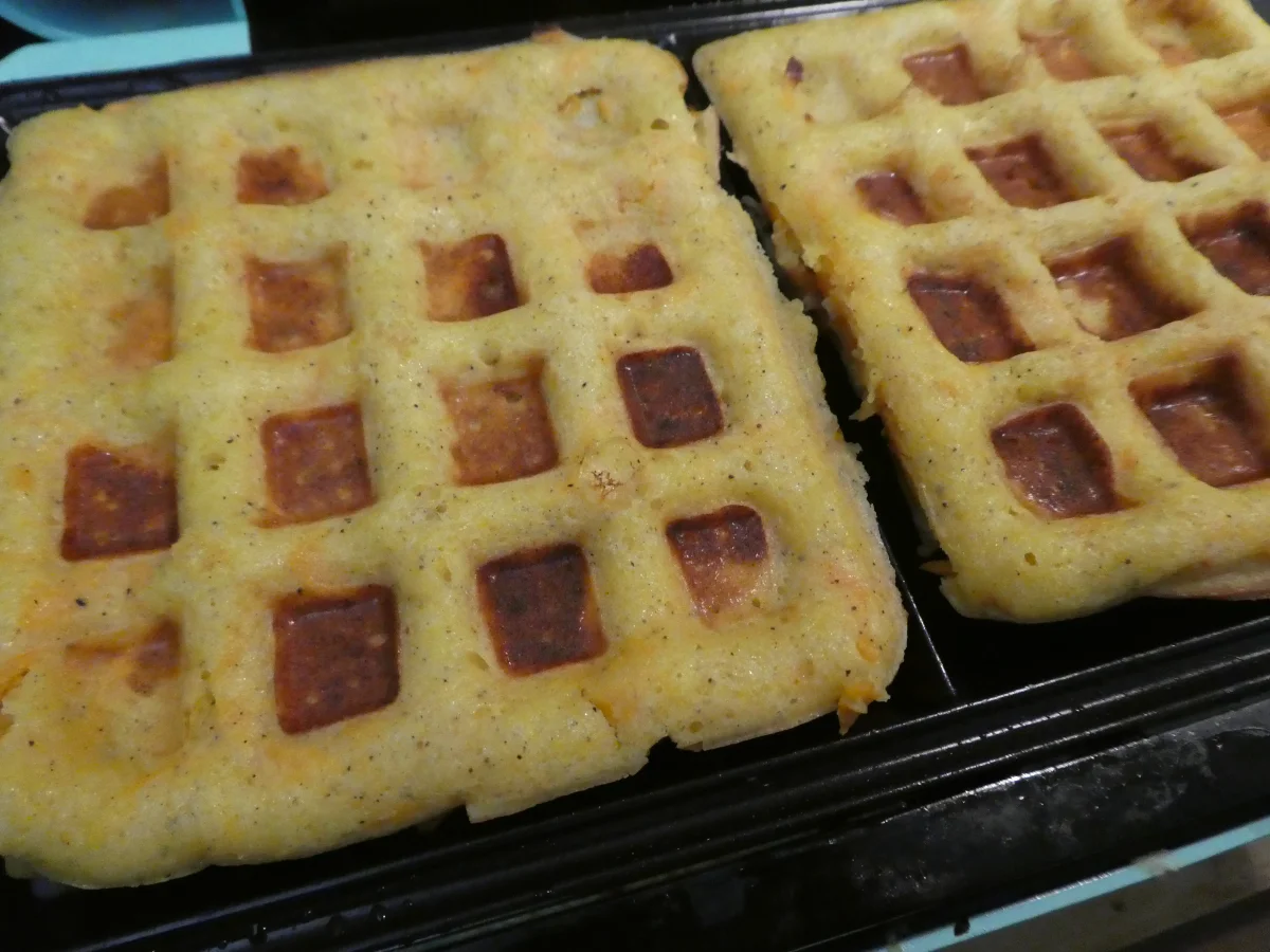 Süßkartoffel-Waffeln mit Rote-Beete-Creme und Lachs - Rezept - Bild Nr. 13897