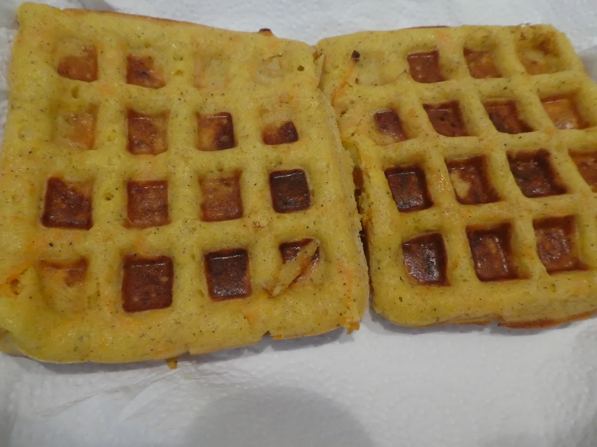 Süßkartoffel-Waffeln mit Rote-Beete-Creme und Lachs - Rezept - Bild Nr. 13898