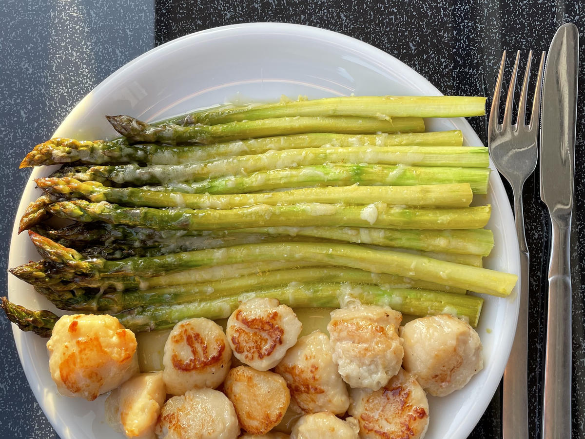 Grüner Spargel aus dem Ofen mit Jakobsmuscheln Rezept kochbar.de