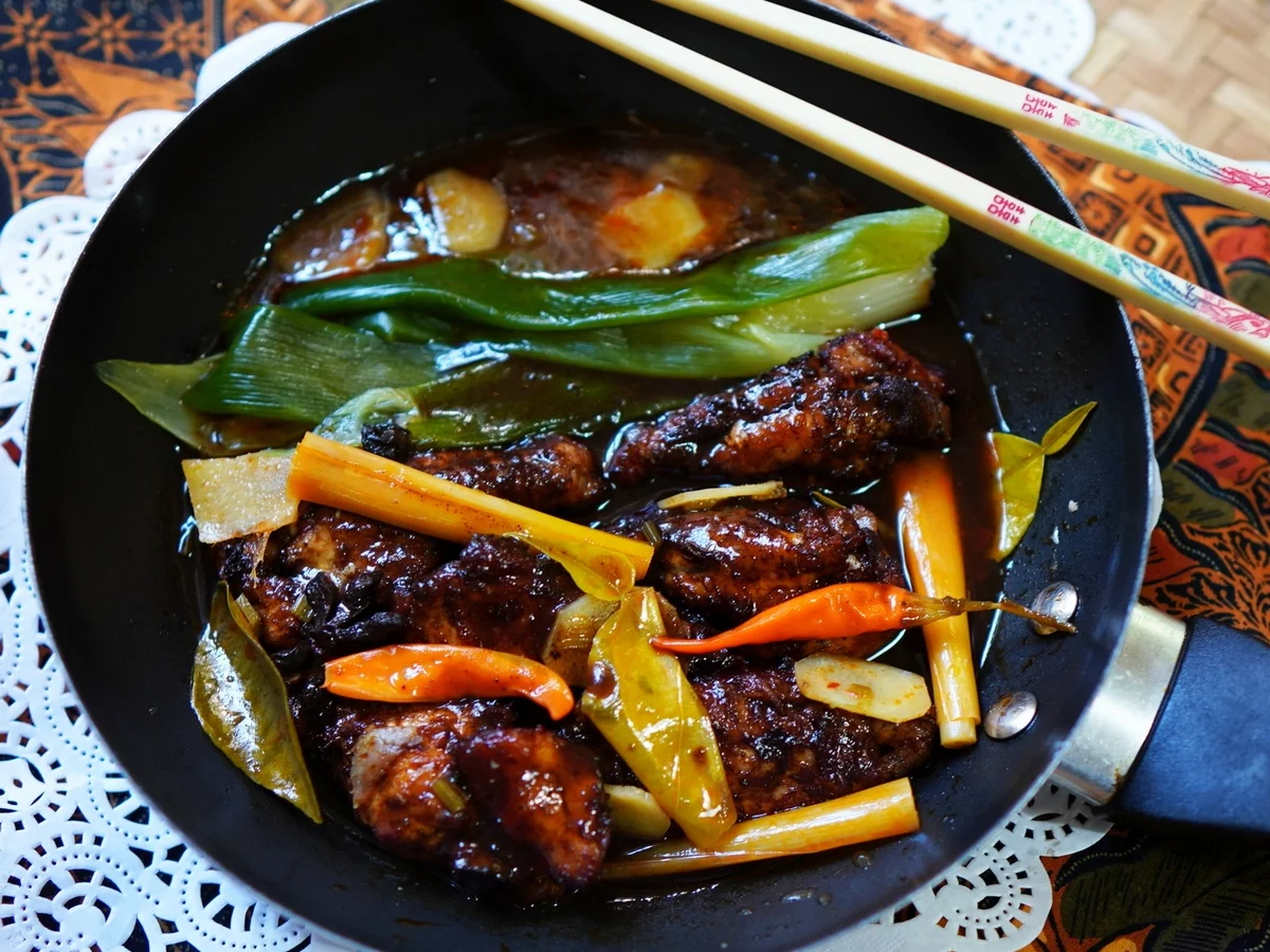 Rezept: Scharfe Hühnerflügelpfanne "Dapoer Sriwidi" Bild Nr. 2 Scharfe Hühnerflügelpfanne "Dapoer Sriwidi" - Rezept - Bild Nr. 2
