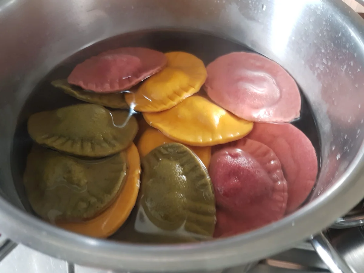 Ostereier-Ravioli auf Erbsen-Parmesan-Creme - Rezept - Bild Nr. 13902