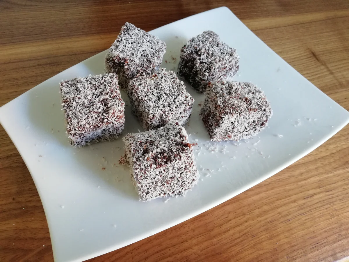 Australische Lamingtons - Kuchenwürfel mit Schokoladenglasur und Kokosmantel - Rezept - Bild Nr. 13903