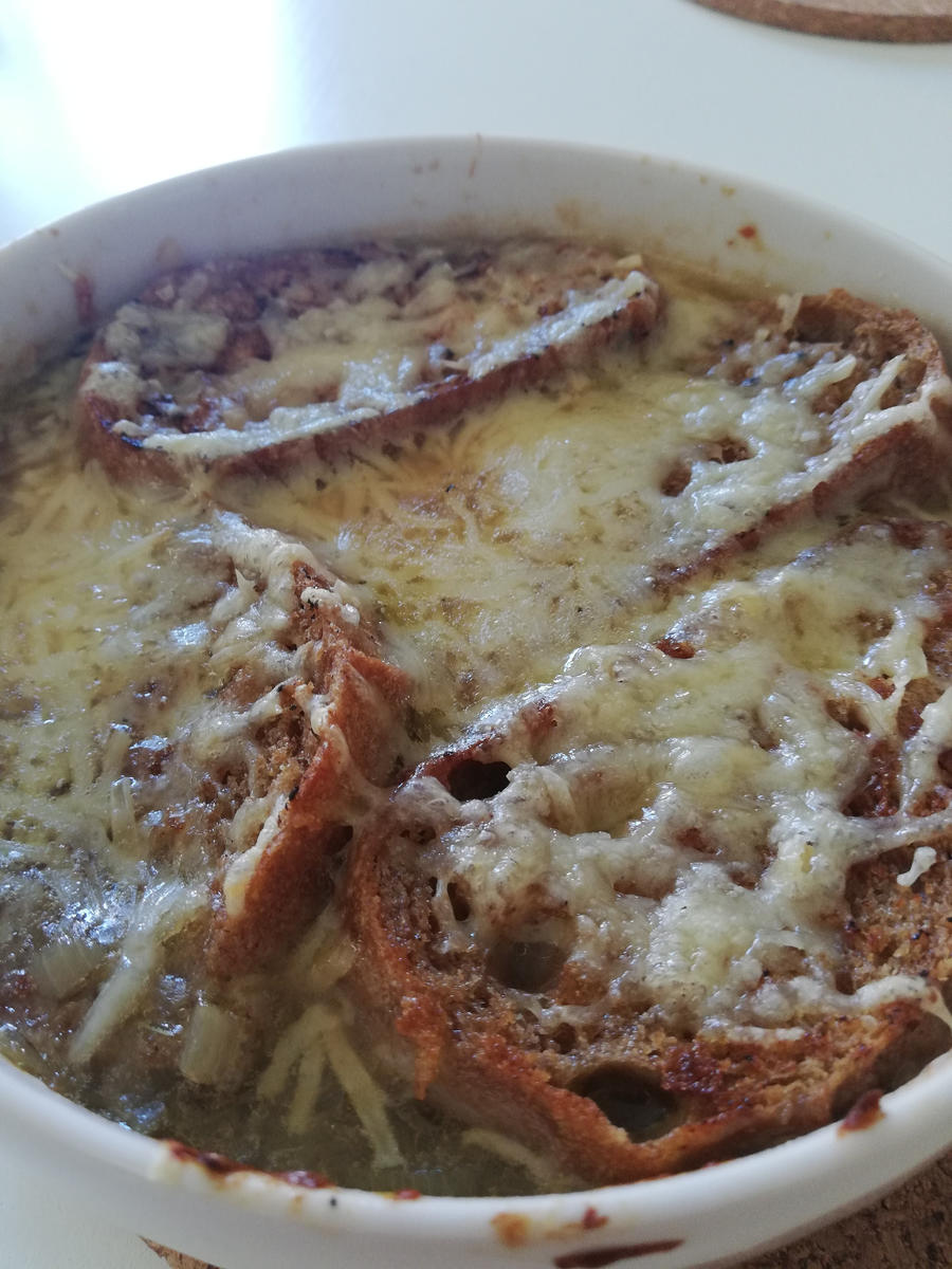 Soupe a l'oignon gratinée - Französische Zwiebelsuppe mit überbackenem Knoblauchbaguette - Rezept - Bild Nr. 2