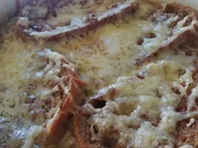 Soupe a l'oignon gratinée - Französische Zwiebelsuppe mit überbackenem Knoblauchbaguette - Rezept - Bild Nr. 2