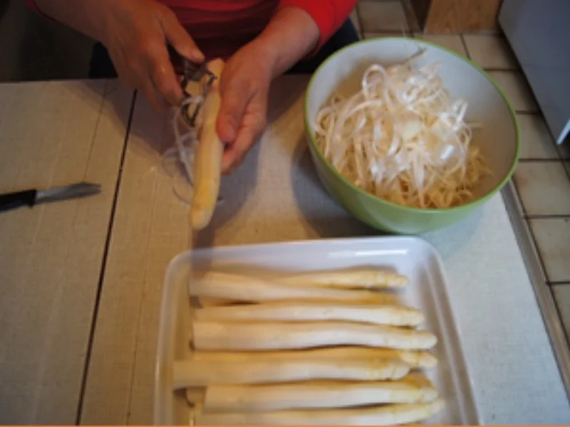 Spargel mit Sauce Hollandaise legere und Schinken im Brotteig - Rezept - Bild Nr. 6