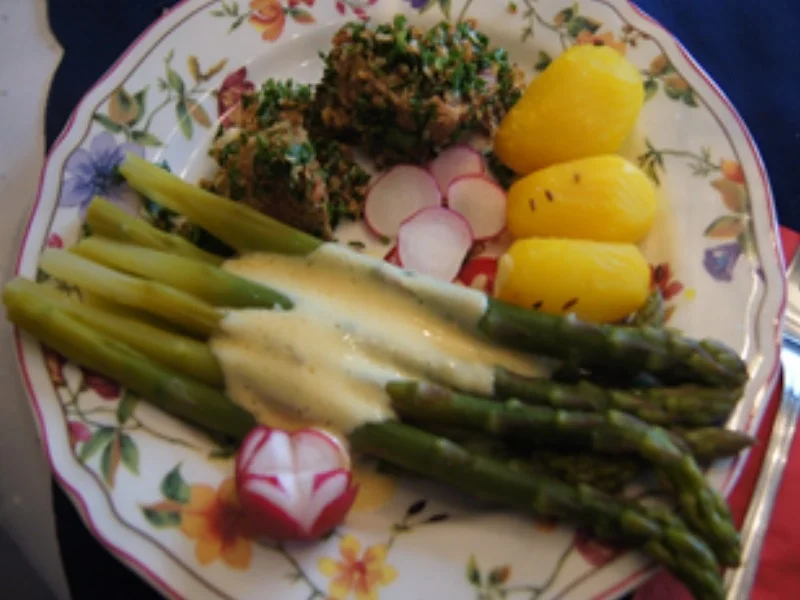 Kräuter-Schweinefilet mit grünem Spargel und Drillingen - Rezept - Bild Nr. 13903