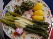 Kräuter-Schweinefilet mit grünem Spargel und Drillingen - Rezept - Bild Nr. 13903