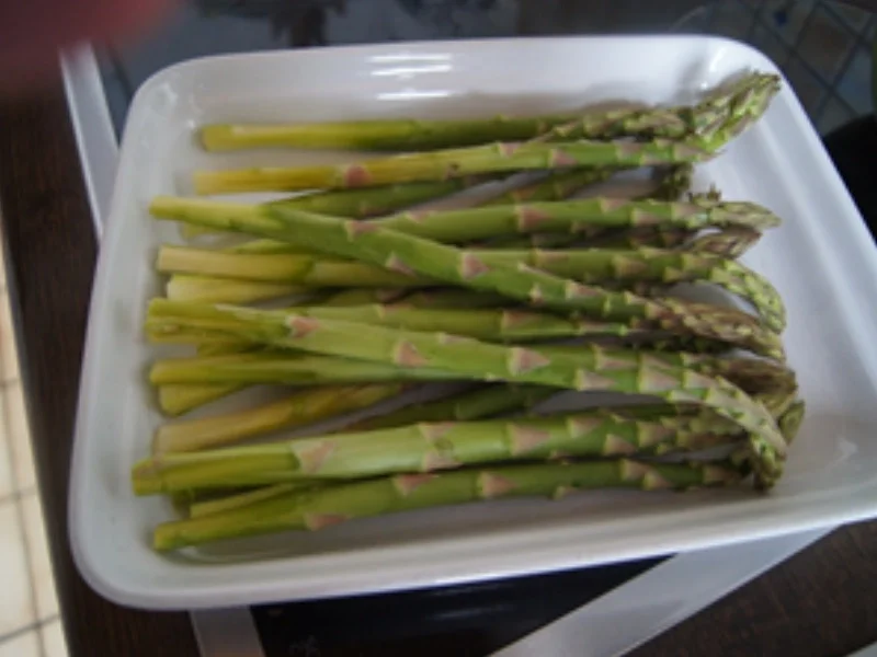 Kräuter-Schweinefilet mit grünem Spargel und Drillingen - Rezept - Bild Nr. 13915