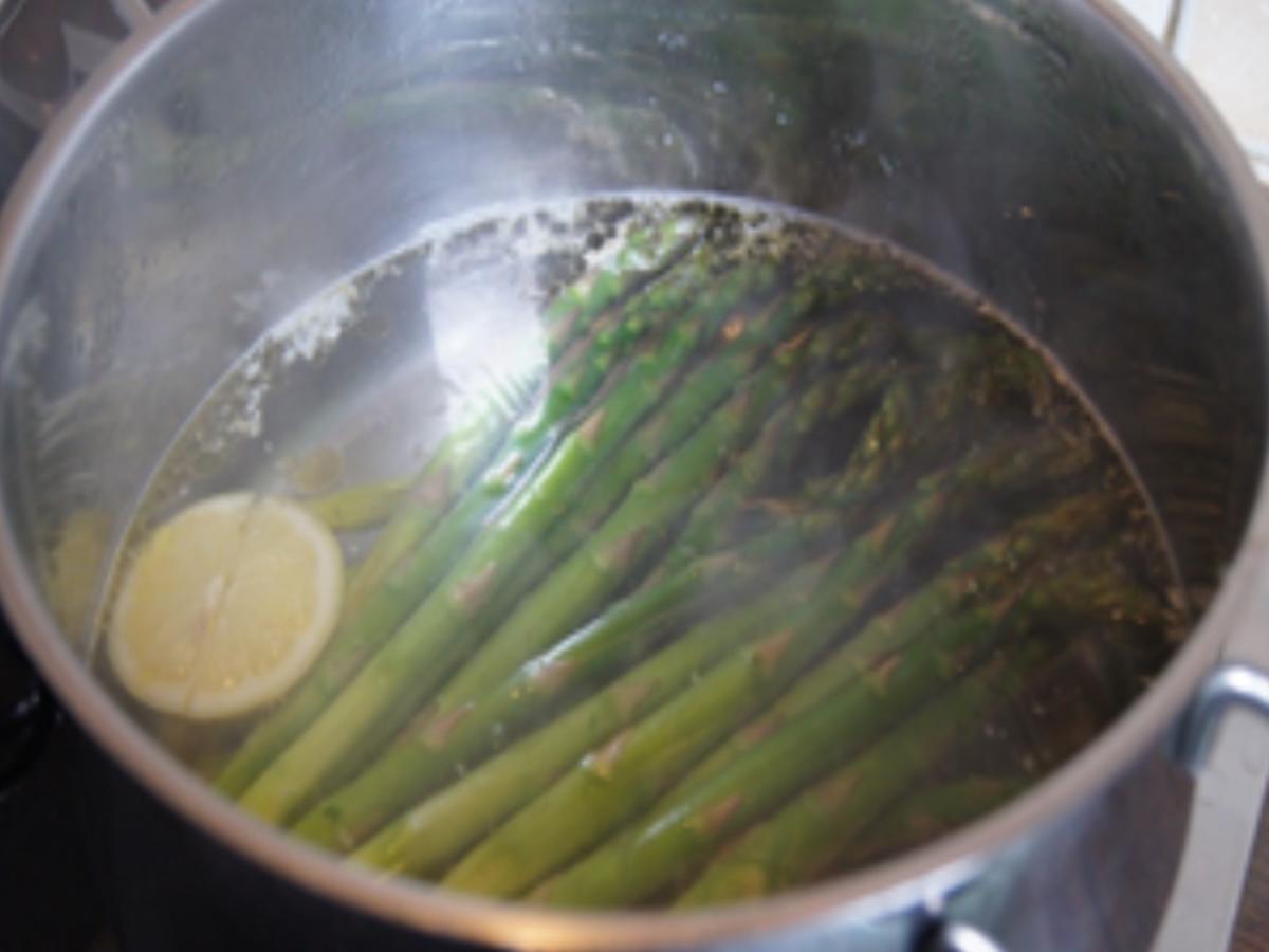 Kräuter-Schweinefilet mit grünem Spargel und Drillingen - Rezept - Bild Nr. 13916