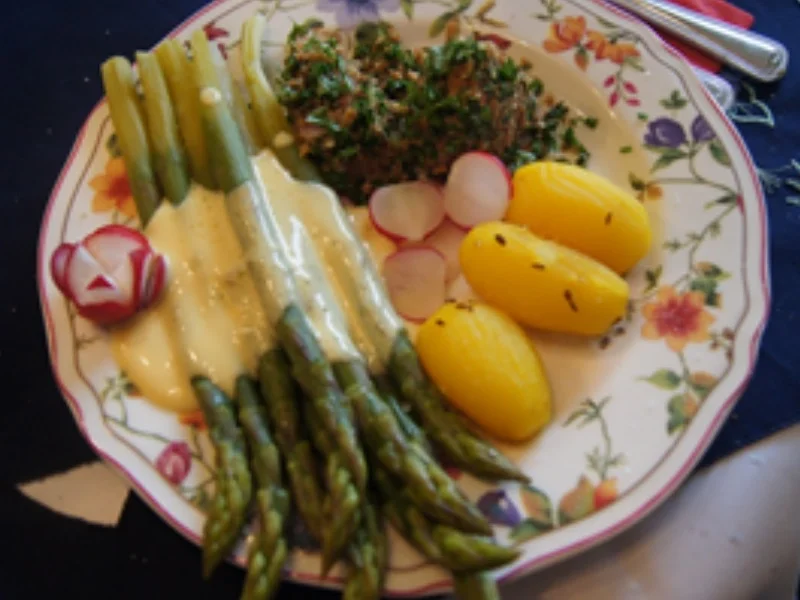 Kräuter-Schweinefilet mit grünem Spargel und Drillingen - Rezept - Bild Nr. 13918