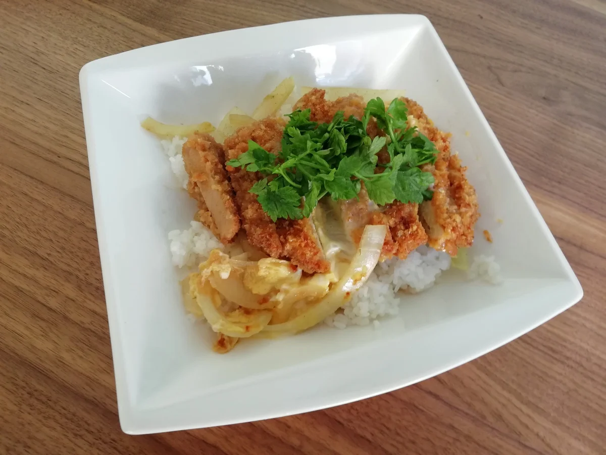 Gebackenes Katsudon - Schweinefleisch mit Ei auf Reisbett - Rezept - Bild Nr. 2