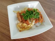 Gebackenes Katsudon - Schweinefleisch mit Ei auf Reisbett - Rezept - Bild Nr. 2