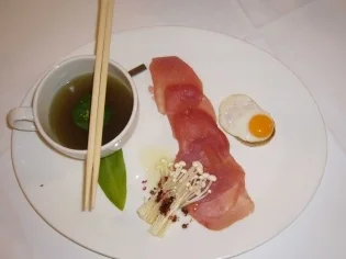 Kraftbrühe vom Geflügel mit marinierten Pilzen, Tunfisch und Crostini - Rezept