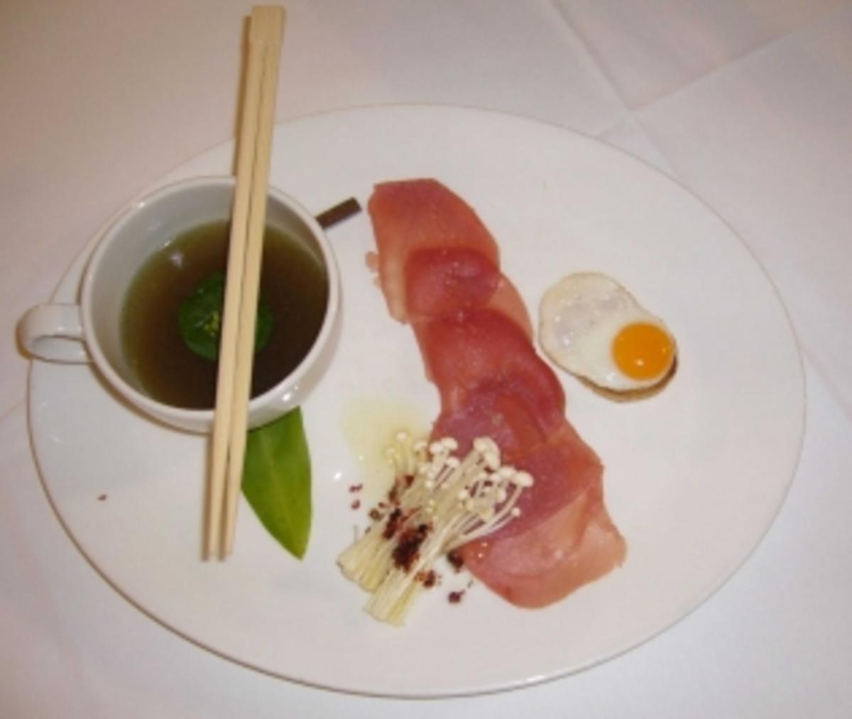 Kraftbrühe vom Geflügel mit marinierten Pilzen, Tunfisch und Crostini ...