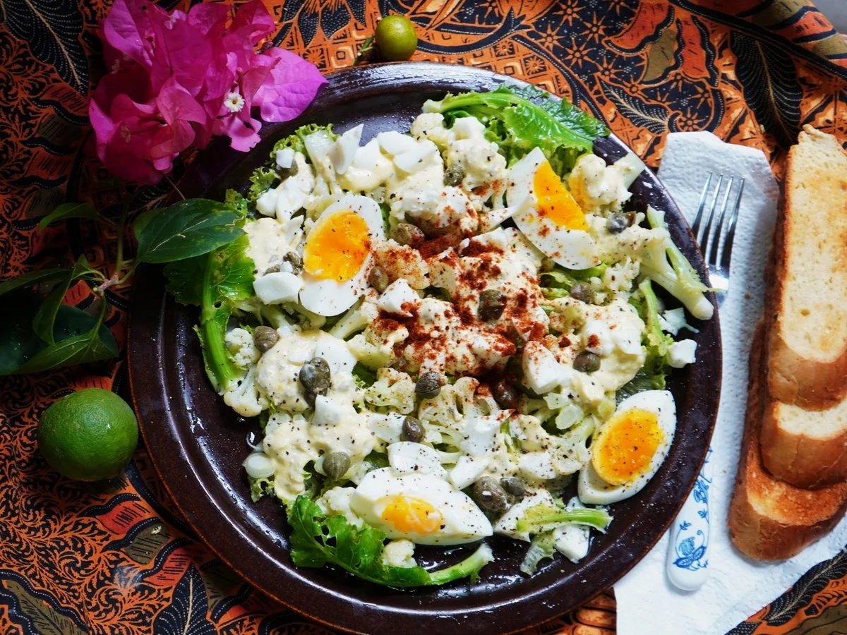 Rezept: Blumenkohlsalat mit Ei und Lollo Bionda Bild Nr. 2 Blumenkohlsalat mit Ei und Lollo Bionda - Rezept - Bild Nr. 2