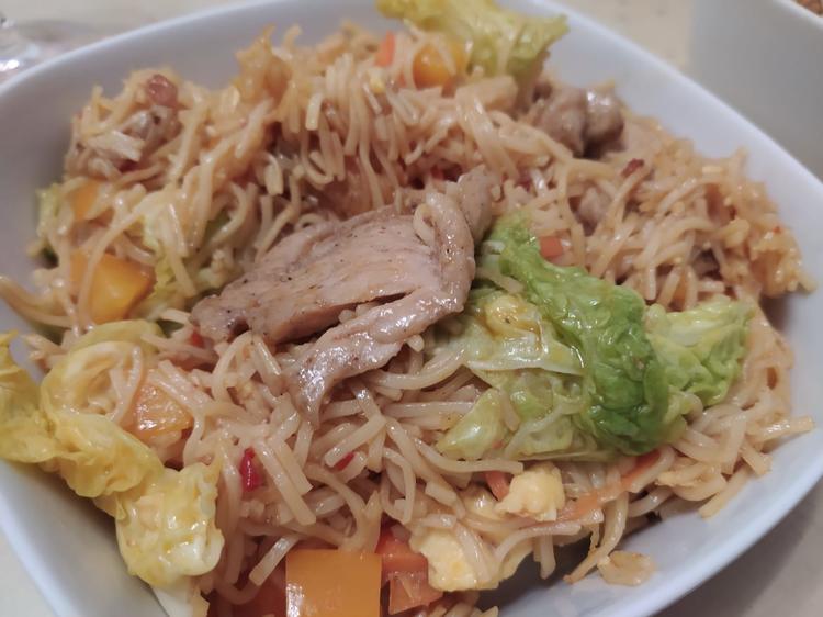 Chicken Chow Mein - Asiatische Gebratene Nudeln mit Hühnchenfleisch ...