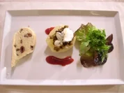 Birne mit Ziegenkäse–Kruste auf Eichblattsalat, dazu Olivenbrot - Rezept