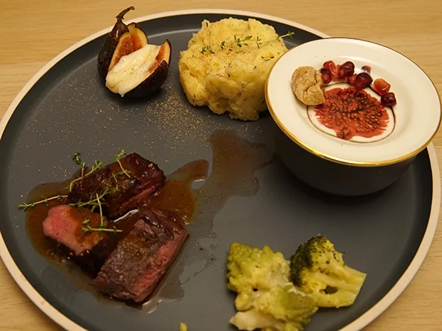 Rezept: Rehrücken unter Himbeer-Pfeffer mit Pastinaken-Thymian-Stampf und Rotkohlsalat Bild Nr. 13907 Rehrücken unter Himbeer-Pfeffer mit Pastinaken-Thymian-Stampf und Rotkohlsalat - Rezept - Bild Nr. 13907