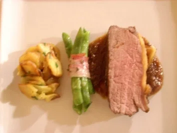 Zwiebelrostbraten mit Röstkartoffeln und grünen Bohnen - Rezept