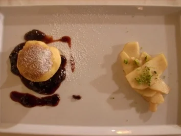 Rezept: Gefüllter Topfenknödel mit Backpflaumen auf Karamellbirnen Gefüllter Topfenknödel mit Backpflaumen auf Karamellbirnen - Rezept