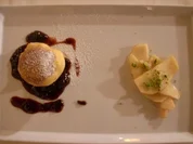 Gefüllter Topfenknödel mit Backpflaumen auf Karamellbirnen - Rezept