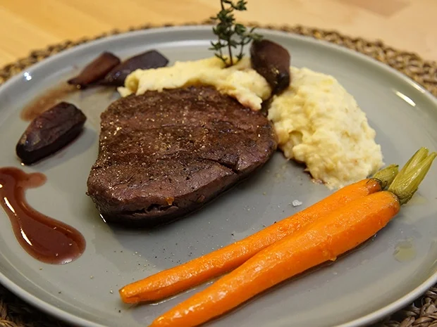 Sous vide gegartes Rinderfilet an Rotweinschalotten und glasierten Möhrchen - Rezept - Bild Nr. 13908