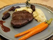 Sous vide gegartes Rinderfilet an Rotweinschalotten und glasierten Möhrchen - Rezept - Bild Nr. 13908