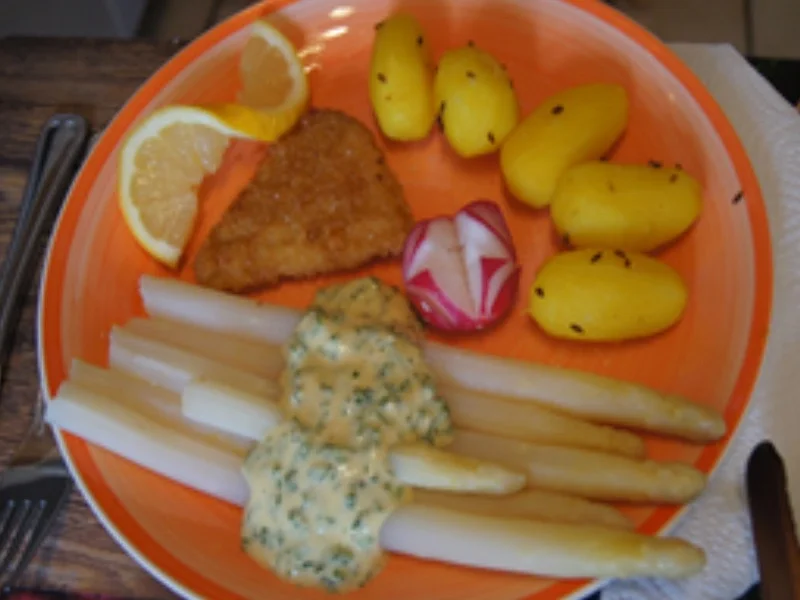 Spargel mit Sauce Hollandaise legere, mini Knusperschnitzel und Drillingen - Rezept - Bild Nr. 2