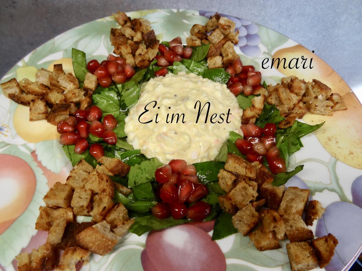 Ei im "Nest" - Spinatsalat und Eiaufstrich mit gerösteten Brotwürfeln - Rezept - Bild Nr. 2