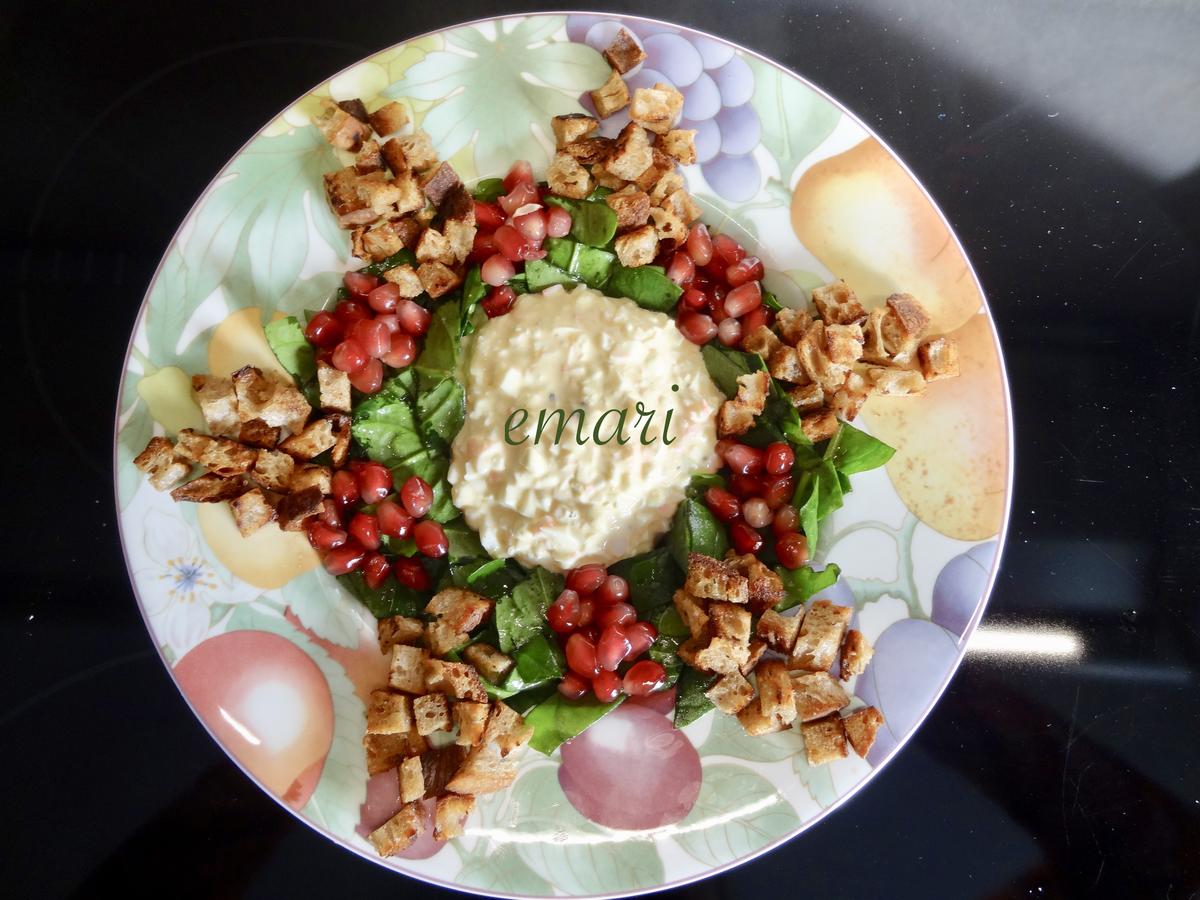 Ei im &amp;quot;Nest&amp;quot; - Spinatsalat und Eiaufstrich mit gerösteten Brotwürfeln ...