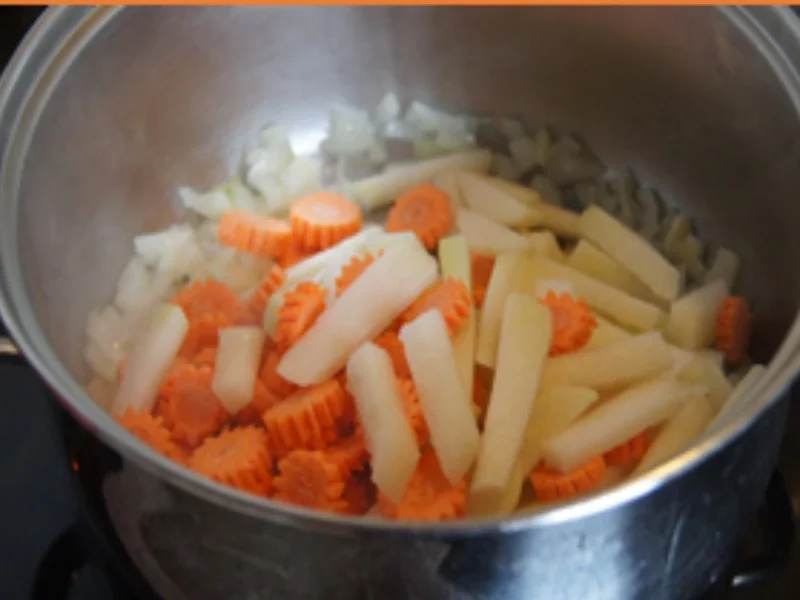 Rezept: Fränkische Bratwurst mit Möhrenblüten-Kohlrabi-Gemüse Bild Nr. 12 Fränkische Bratwurst mit Möhrenblüten-Kohlrabi-Gemüse - Rezept - Bild Nr. 12