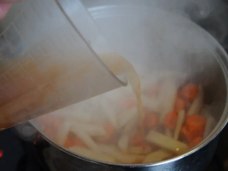 Rezept: Fränkische Bratwurst mit Möhrenblüten-Kohlrabi-Gemüse Bild Nr. 13 Fränkische Bratwurst mit Möhrenblüten-Kohlrabi-Gemüse - Rezept - Bild Nr. 13