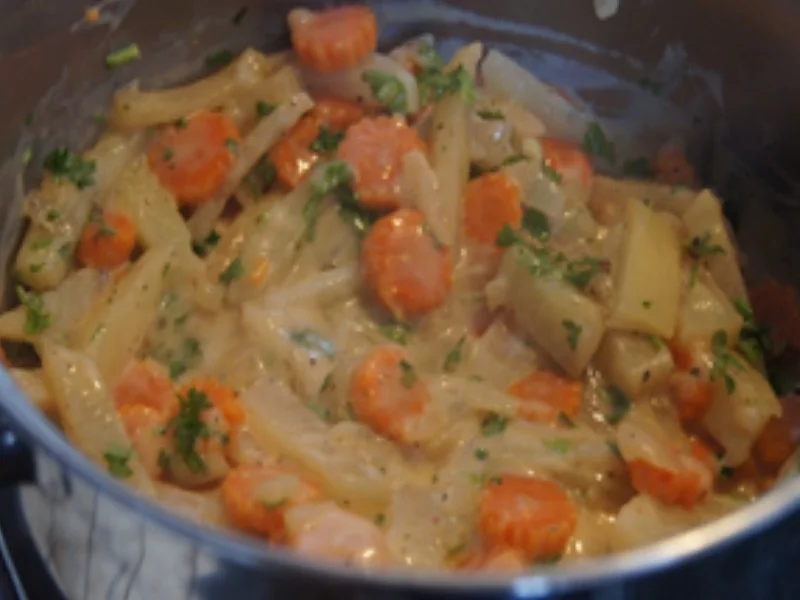 Rezept: Fränkische Bratwurst mit Möhrenblüten-Kohlrabi-Gemüse Bild Nr. 18 Fränkische Bratwurst mit Möhrenblüten-Kohlrabi-Gemüse - Rezept - Bild Nr. 18